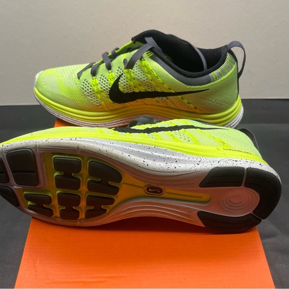 Women’s Nike Flyknit - Size 6.5 - Worn one time/like brand new - Picture 4 of 7